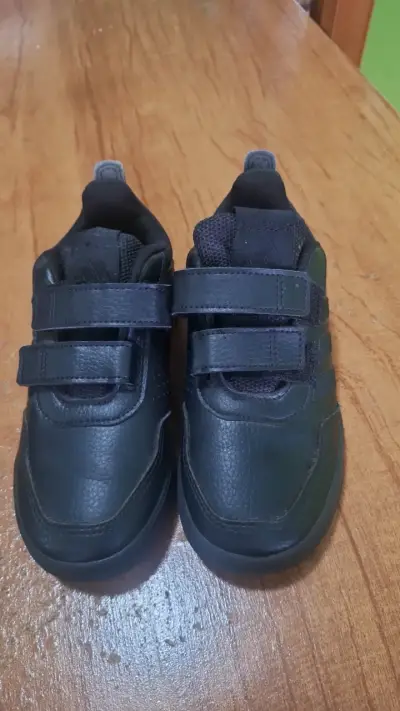 Zapatillas negras con velcro para niños - miniatura 1
