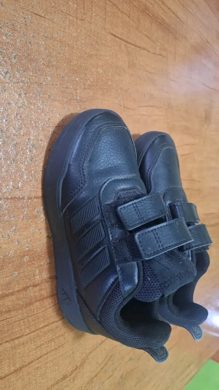 Zapatillas negras con velcro para niños - 3