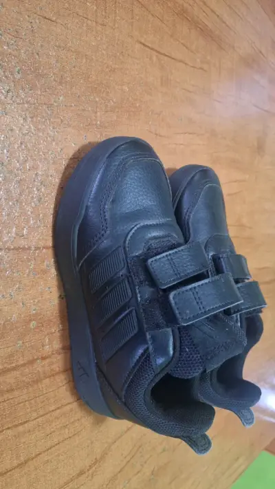 Zapatillas negras con velcro para niños - miniatura 3