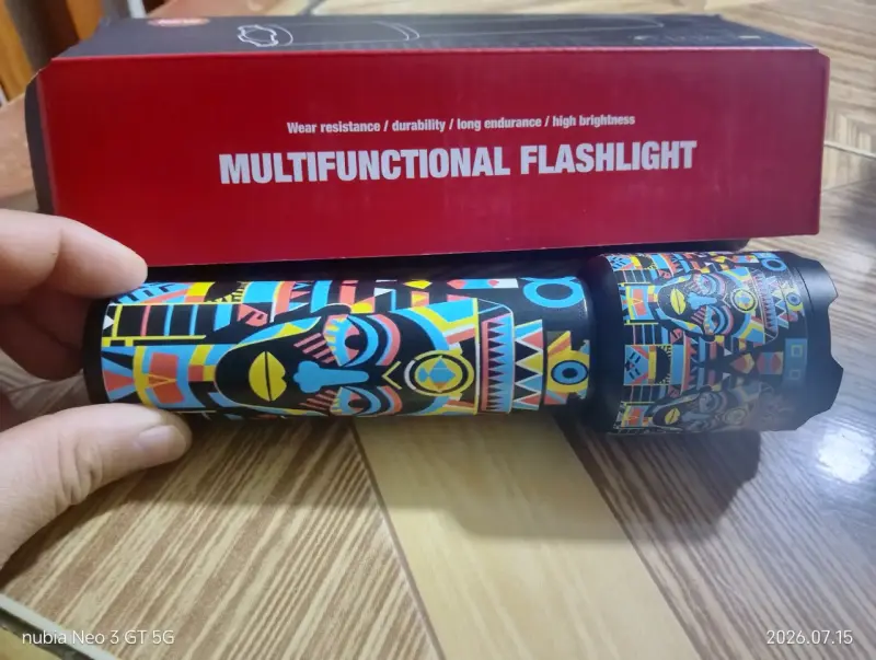 Linterna multifuncional con diseño colorido - 1