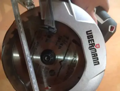 Sierra circular Ubermann con baterías y cargador - miniatura 2