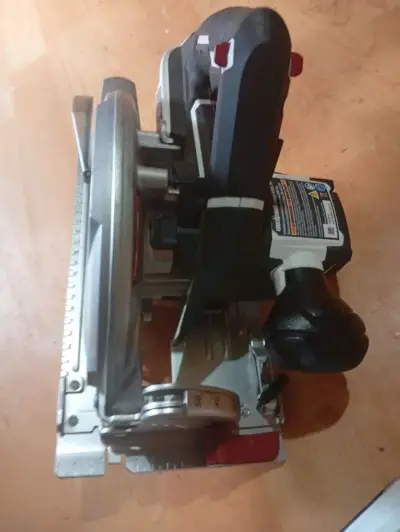 Sierra circular Ubermann con baterías y cargador - miniatura 3