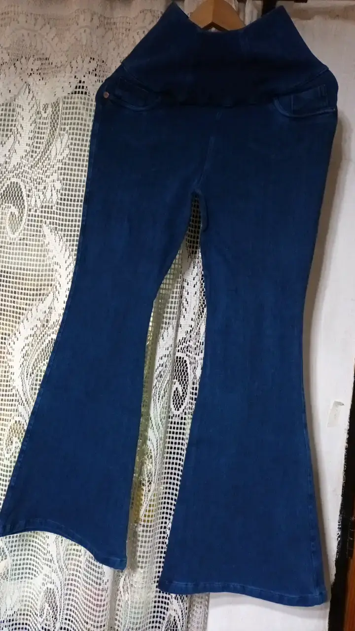 Jeans acampanados azul oscuro para mujer