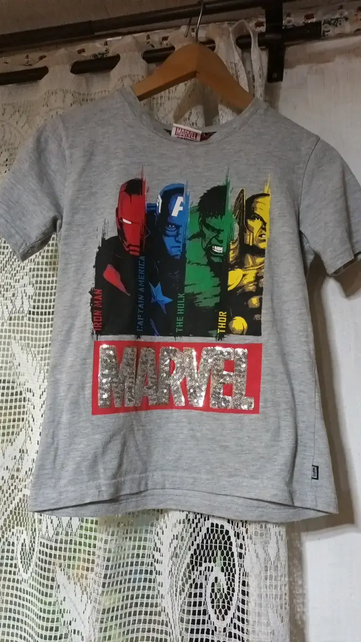 Polera Marvel Avengers gris para niños