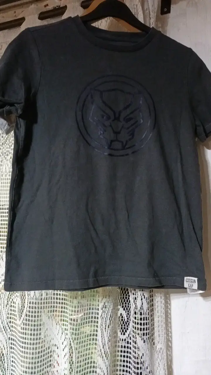 Polera Marvel GAP negra con logo