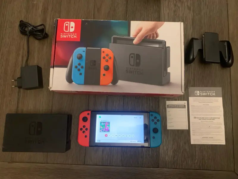 Consola Nintendo Switch con Joy-Con azul y rojo - 2