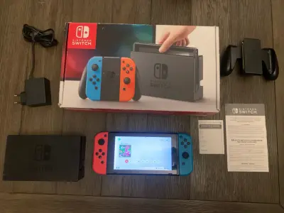 Consola Nintendo Switch con Joy-Con azul y rojo - miniatura 2