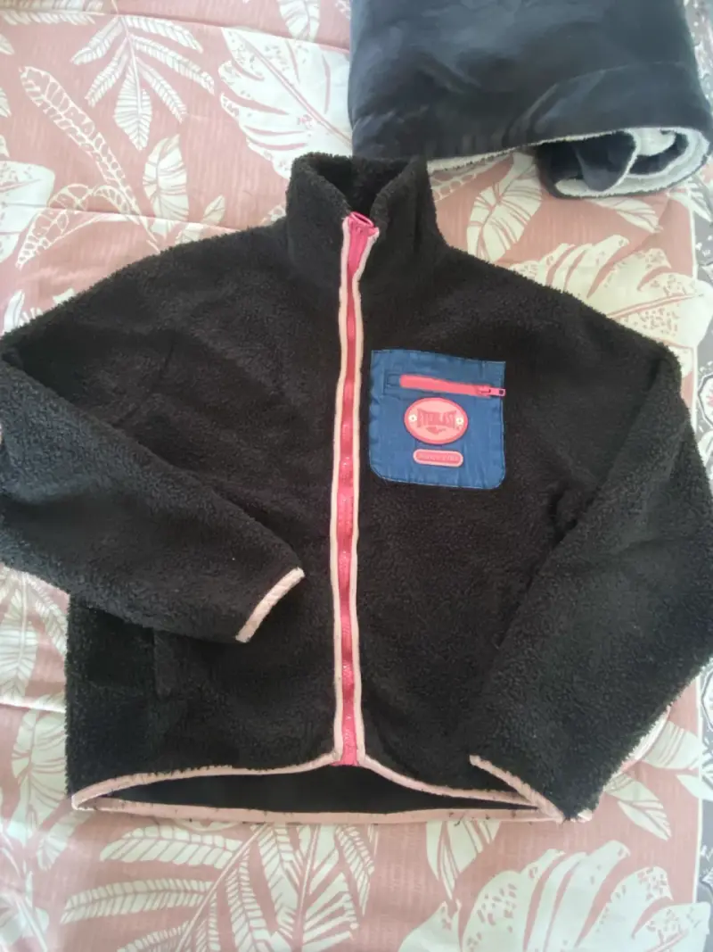Chaqueta polar negra con cierre rosa
