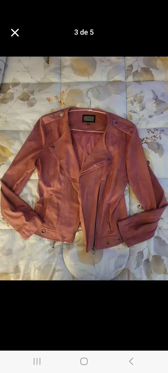 Chaqueta de gamuza rosa estilo biker