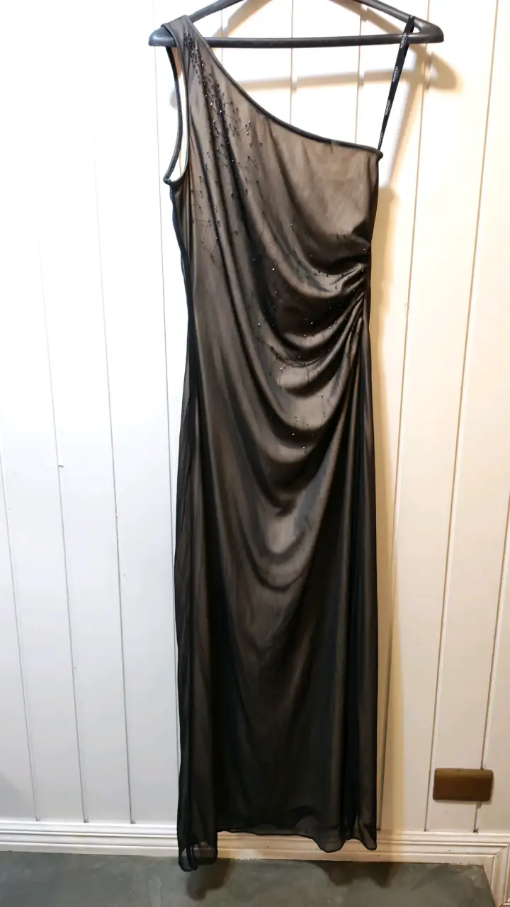 Vestido negro asimétrico con detalles brillantes - 2