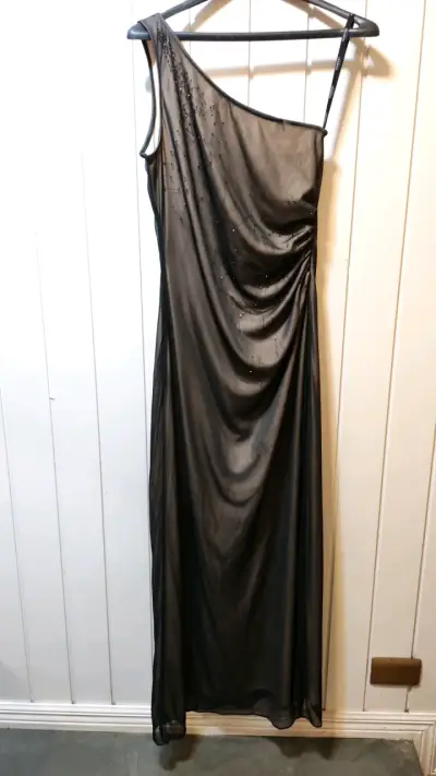 Vestido negro asimétrico con detalles brillantes - miniatura 2