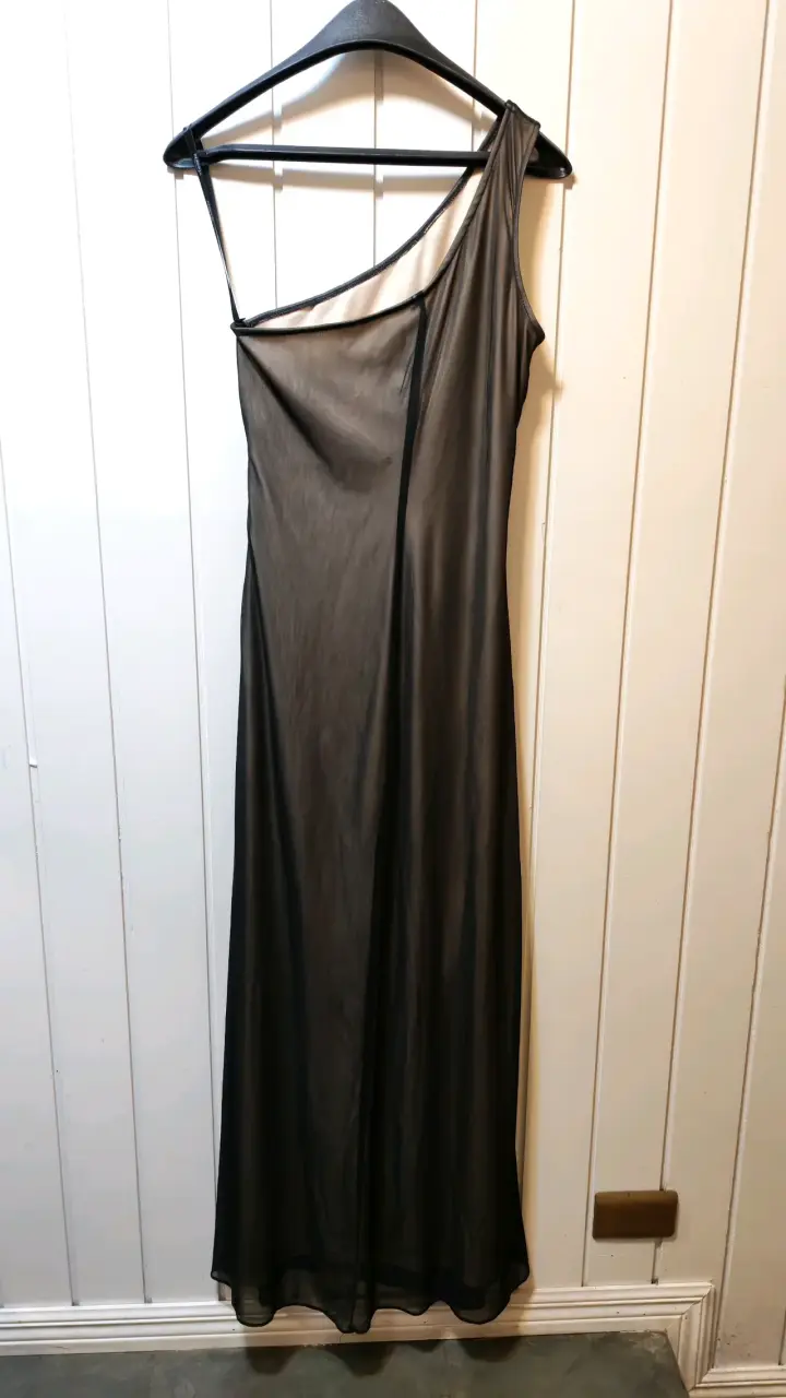 Vestido negro asimétrico con detalles brillantes - 3