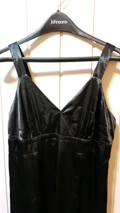 Vestido negro elegante de satén - miniatura 1