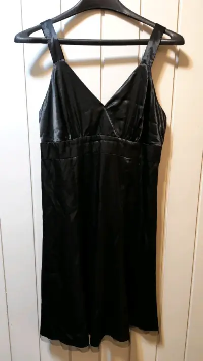 Vestido negro elegante de satén - miniatura 2