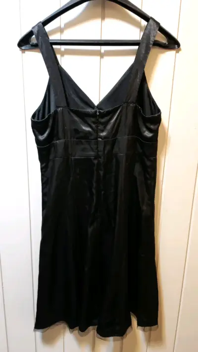 Vestido negro elegante de satén - miniatura 3