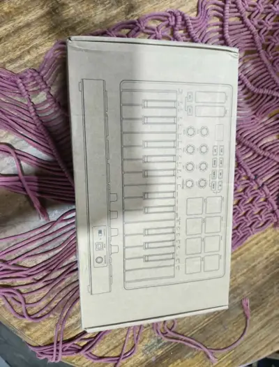 Controlador MIDI compacto con pads y teclas - miniatura 1