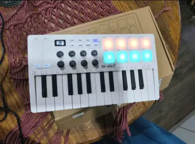 Controlador MIDI compacto con pads y teclas - miniatura 2