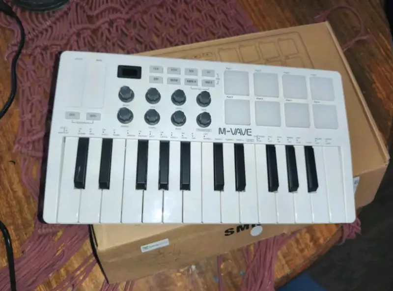 Controlador MIDI compacto con pads y teclas - 3