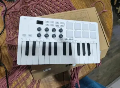 Controlador MIDI compacto con pads y teclas - miniatura 4