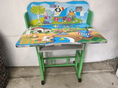 Escritorio infantil plegable con diseño colorido - miniatura 1