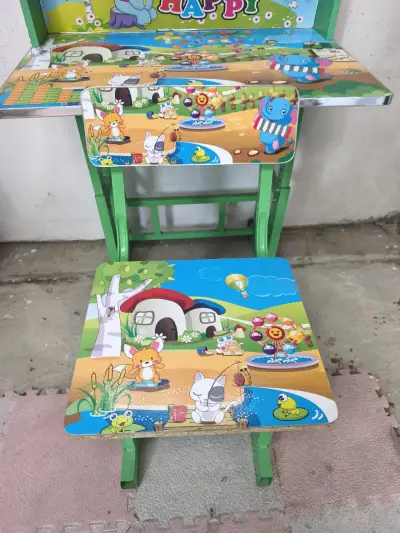 Escritorio infantil plegable con diseño colorido - miniatura 2