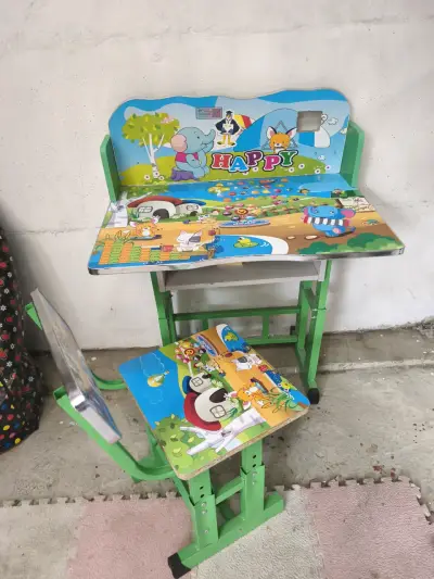 Escritorio infantil plegable con diseño colorido - miniatura 3