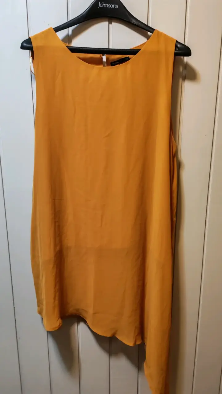 Blusa sin mangas color mostaza - 1