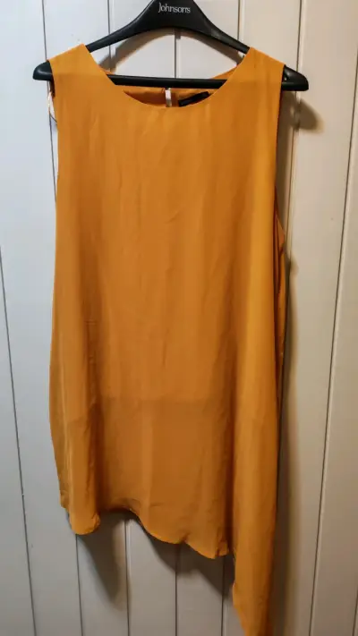Blusa sin mangas color mostaza - miniatura 1