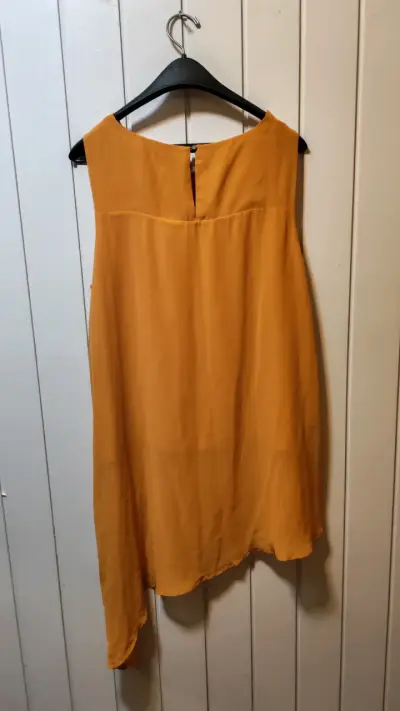 Blusa sin mangas color mostaza - miniatura 2