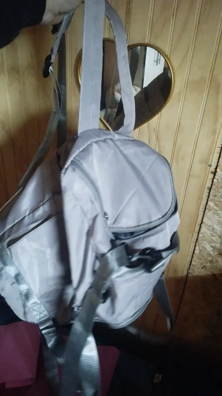 Mochila gris con múltiples compartimentos - 1
