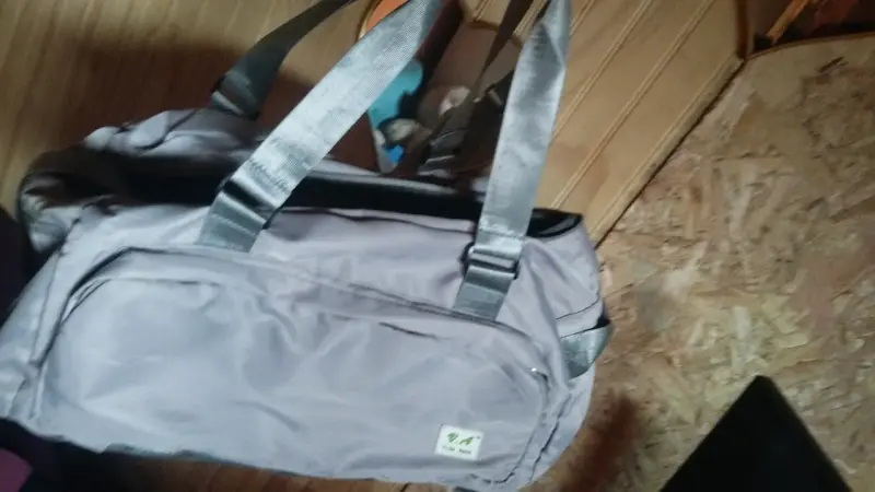 Mochila gris con múltiples compartimentos - 2
