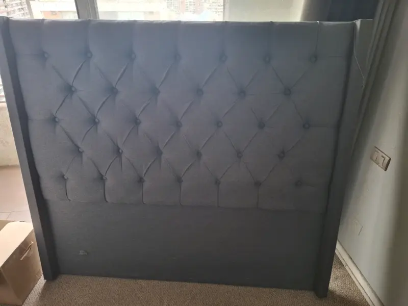 Cabecera de cama tapizada gris elegante