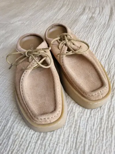 Zapatos de gamuza beige con plataforma - miniatura 1