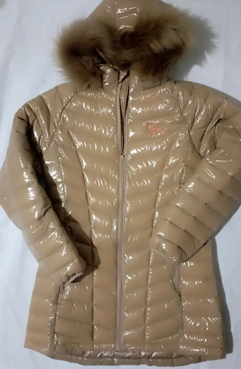 Chaqueta acolchada beige con capucha de piel - 1