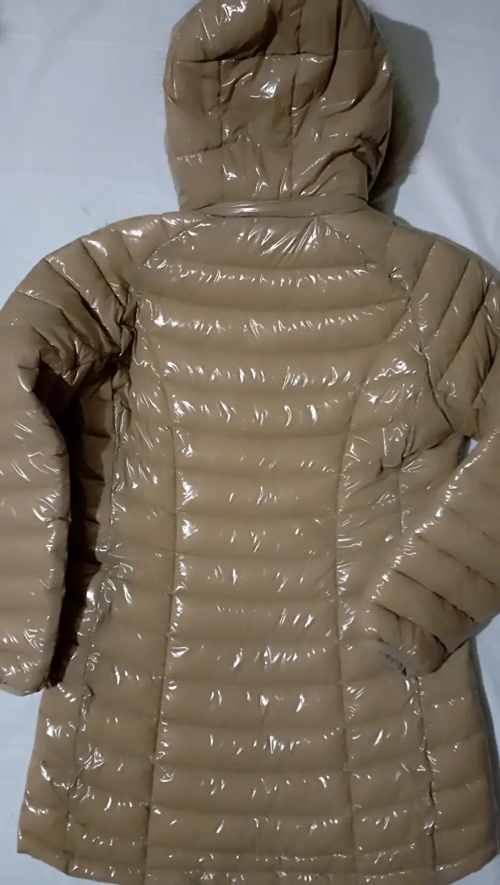 Chaqueta acolchada beige con capucha de piel - 2
