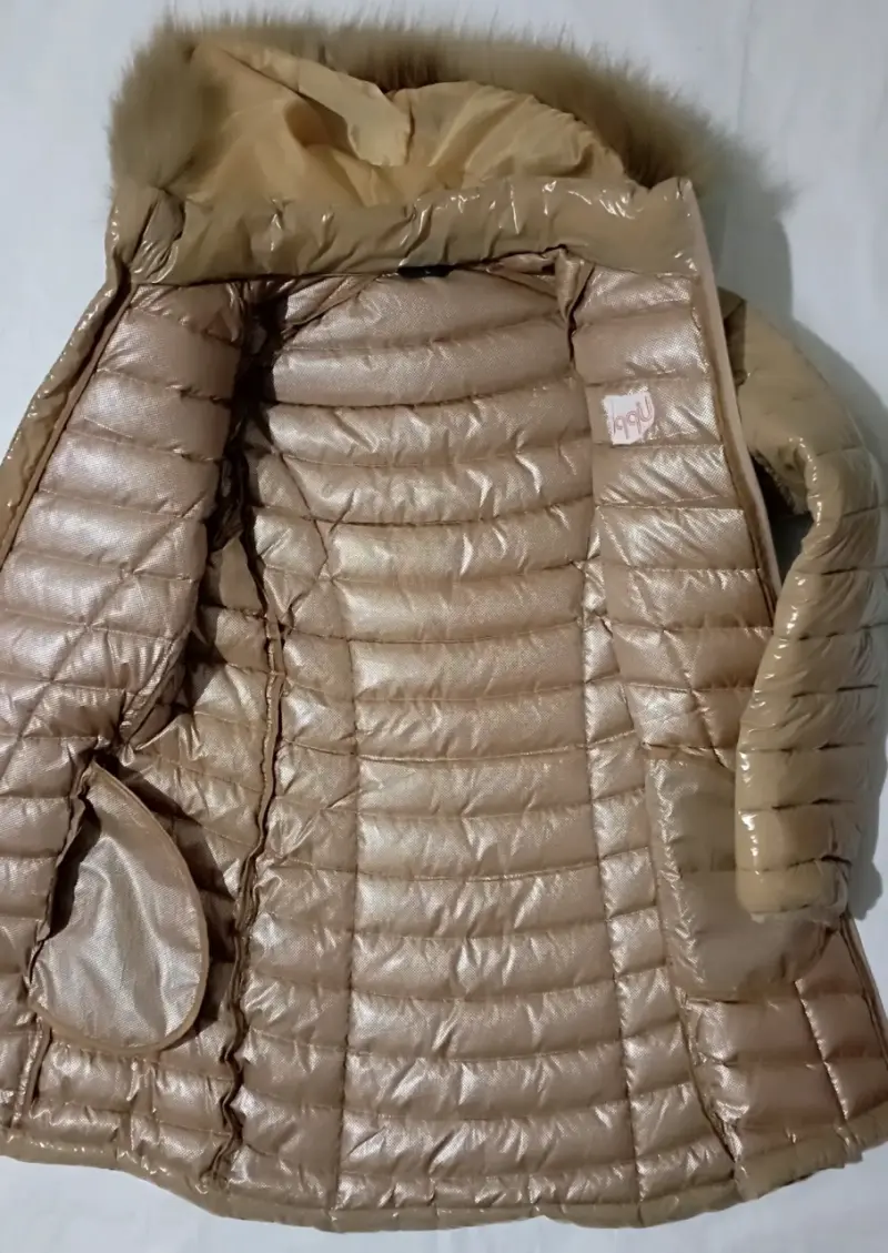 Chaqueta acolchada beige con capucha de piel - 3
