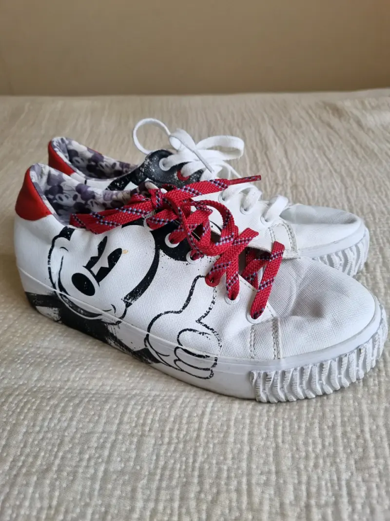 Zapatillas blancas con diseño de Mickey Mouse - 1