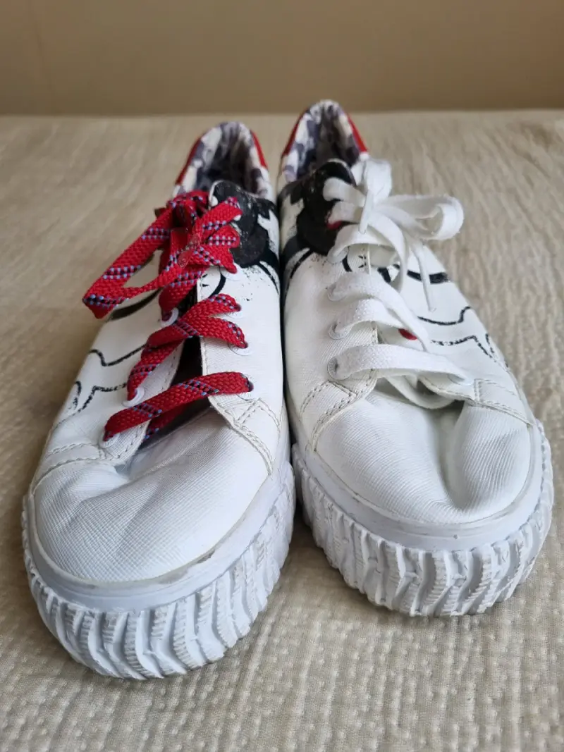 Zapatillas blancas con diseño de Mickey Mouse - 2