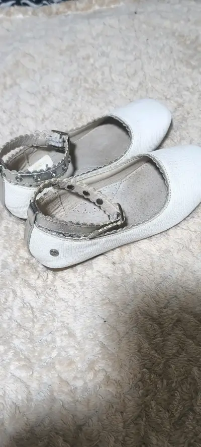 Zapatos blancos de niña con hebilla - miniatura 1