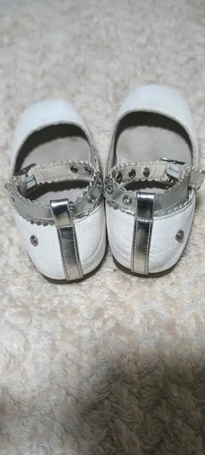Zapatos blancos de niña con hebilla - miniatura 3