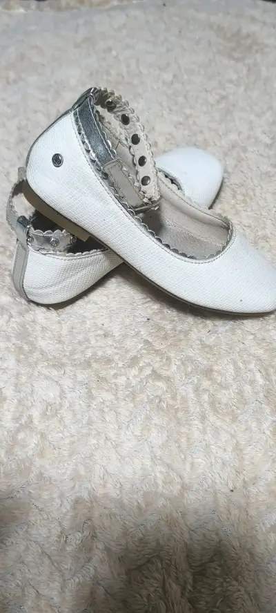 Zapatos blancos de niña con hebilla - miniatura 4