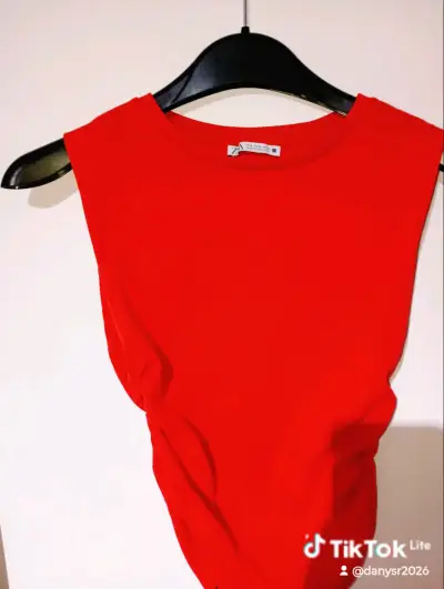 Polera sin mangas roja de Zara - miniatura 1