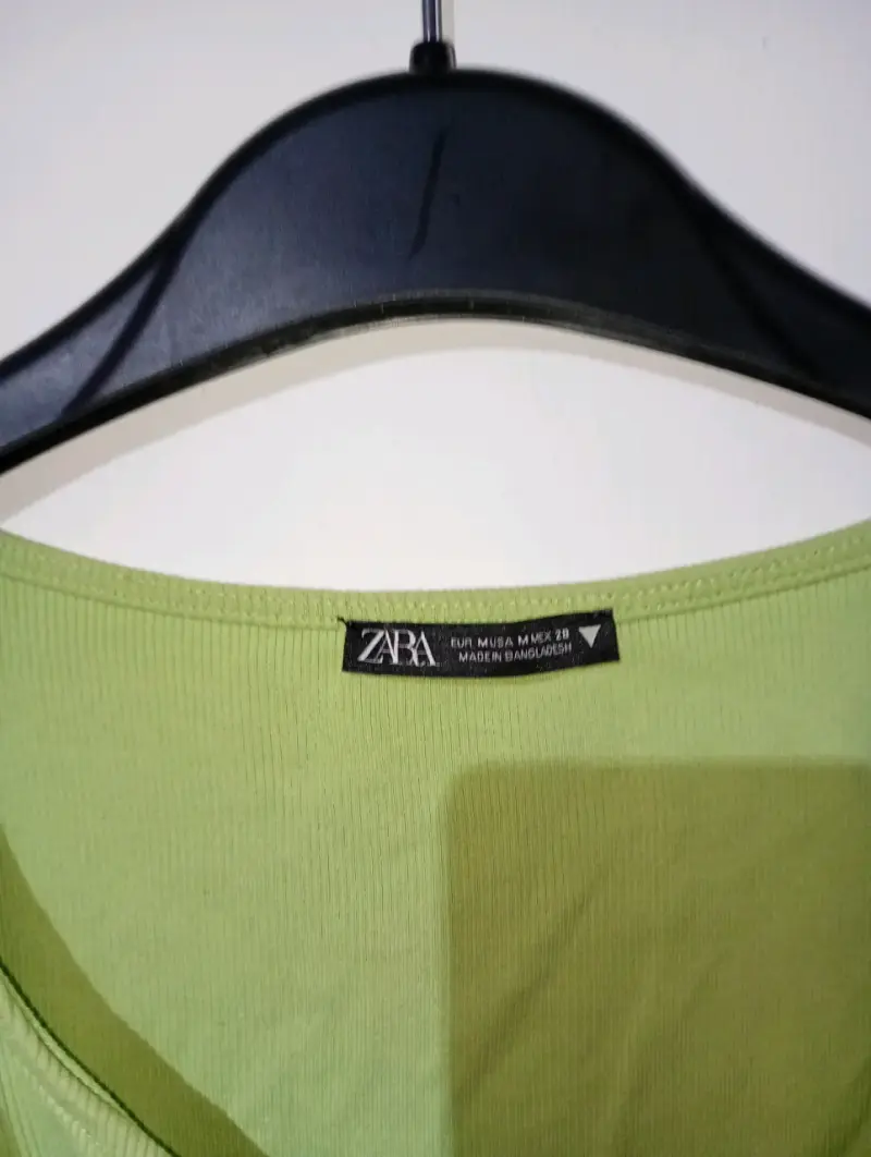 Polera sin mangas roja de Zara - 3