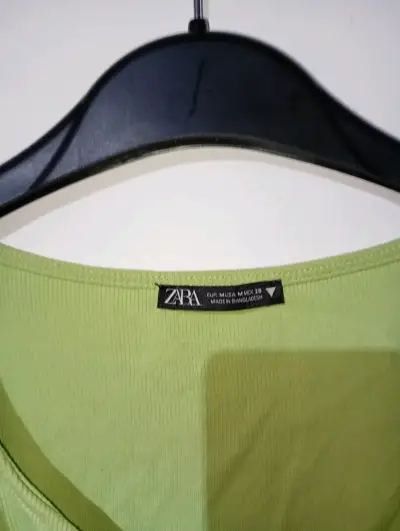 Polera sin mangas roja de Zara - miniatura 3