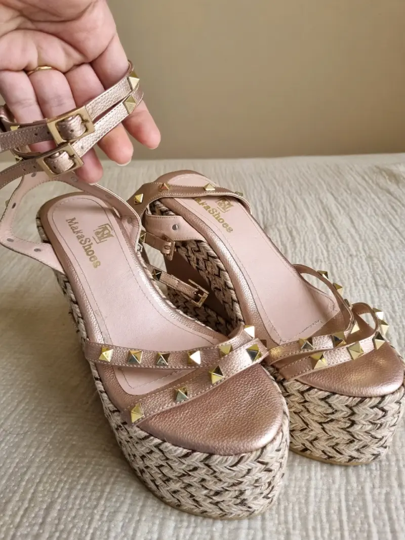 Sandalias plataforma oro rosa con tachas - 1