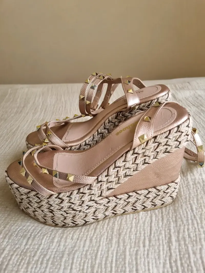 Sandalias plataforma oro rosa con tachas - 2