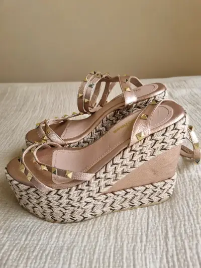 Sandalias plataforma oro rosa con tachas - miniatura 2