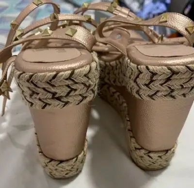 Sandalias plataforma oro rosa con tachas - miniatura 3