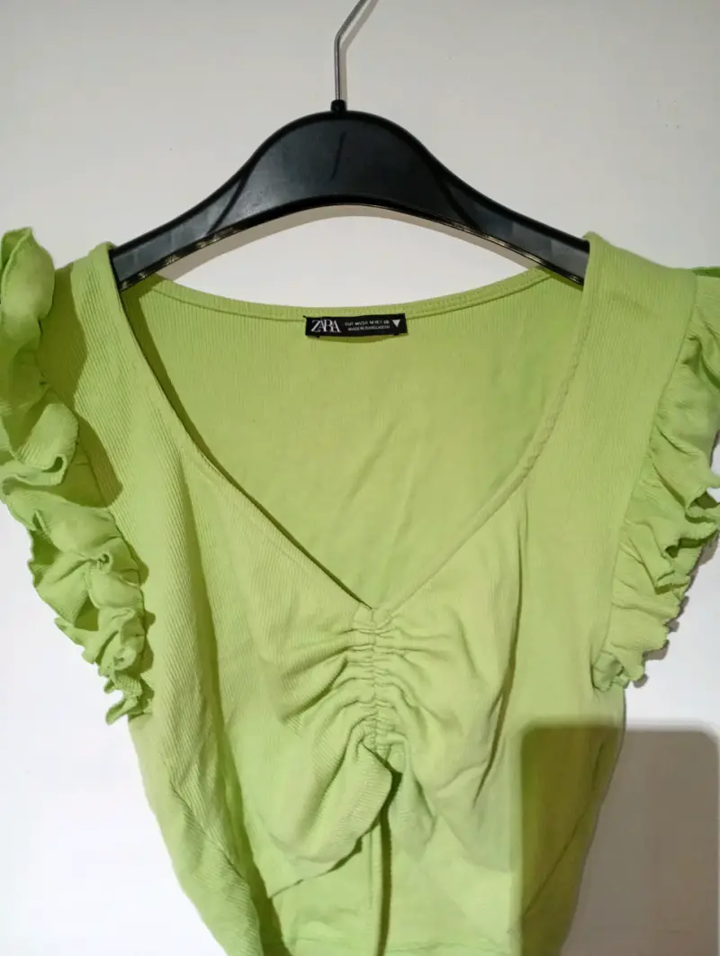 Blusa verde con volantes Zara - 1