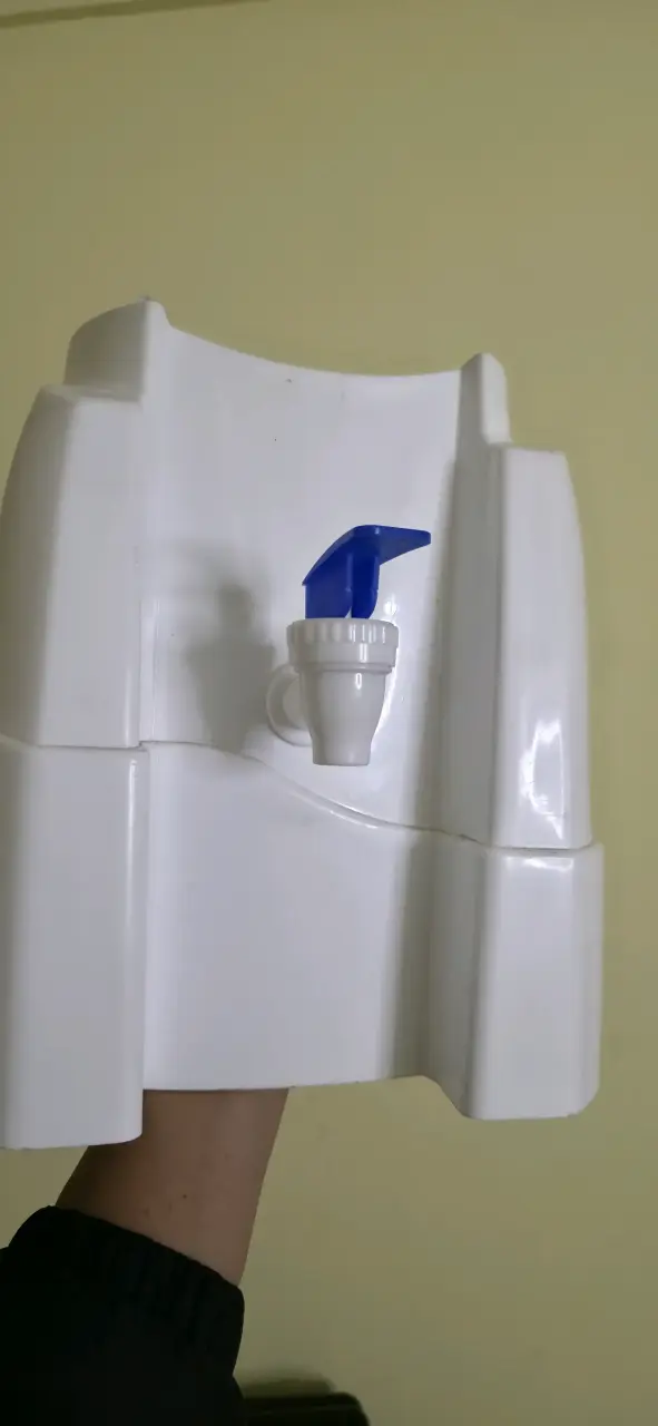 Dispensador de agua blanco con grifo azul
